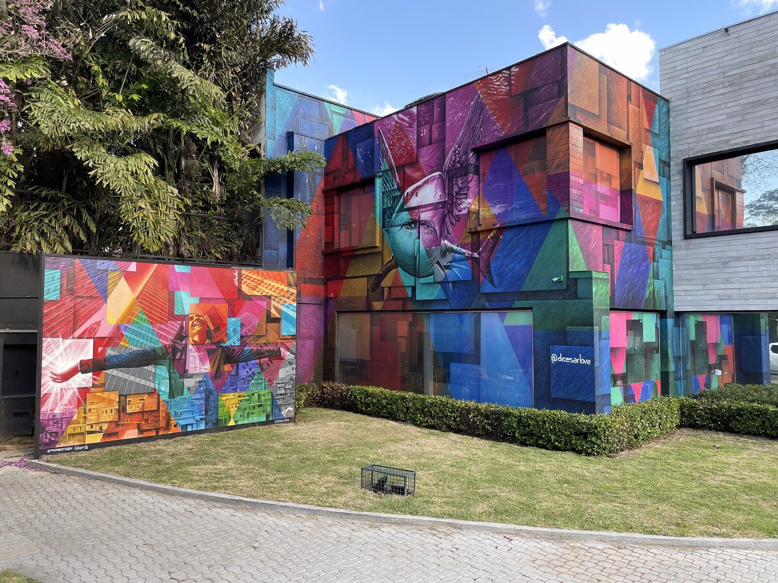 Edifício inteiro revestido pela linguagem geométrica do artista.
